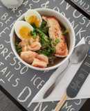 Ramen de salmón y camarones