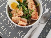 Una foto de ramen mariscos