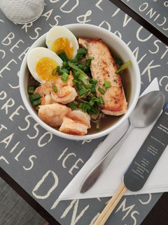 Una foto de Ramen de salmón y camarones