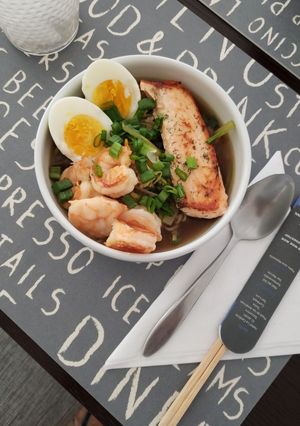 Una foto de Ramen de salmón y camarones