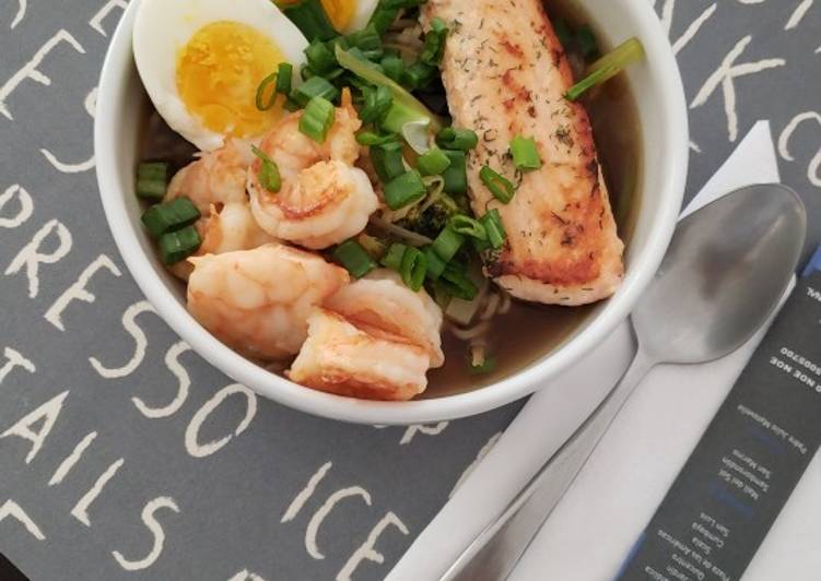 Ramen de salmón y camarones