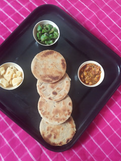 બિસ્કીટ ભાખરી (Biscuit Bhakhri Recipe In Gujarati) રેસીપી મુખ્ય ફોટો