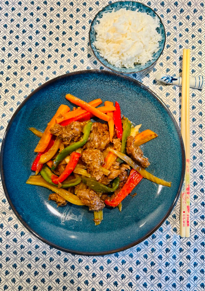 Una foto de Solomillo de ternera y verduras salteados en wok