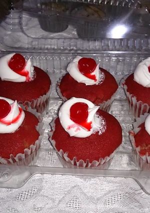 Una foto de Cup Cakes de Red Velvet y frutos Rojos