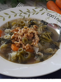 Una foto de Sopa de verduras con frutos secos