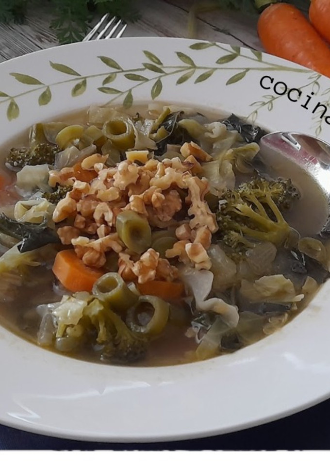 Una foto de Sopa de verduras con frutos secos