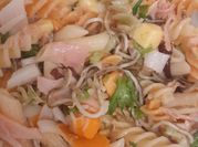 Una foto de ensalada de pasta con mariscos