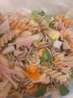 Una foto de Ensalada de pasta con salsa César