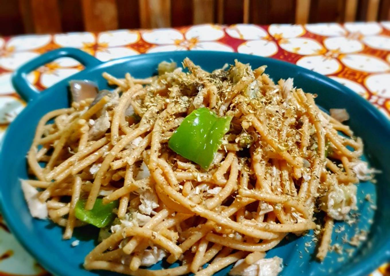 Spaghetti gandum utuh dengan tuna
