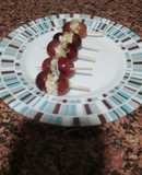 Pinchitos de uva y cherrys con roquefort
