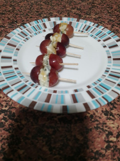 Una foto de Pinchitos de uva y cherrys con roquefort