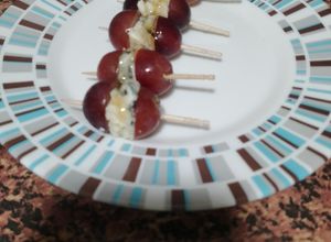 Una foto de Pinchitos de uva y cherrys con roquefort
