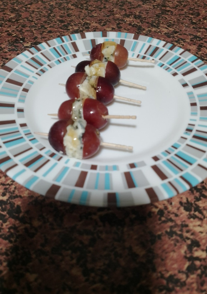 Una foto de Pinchitos de uva y cherrys con roquefort