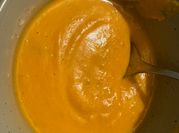 Una foto de crema de zapallo camote