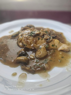 Una foto de Pechuga de pollo en salsa de champiñones