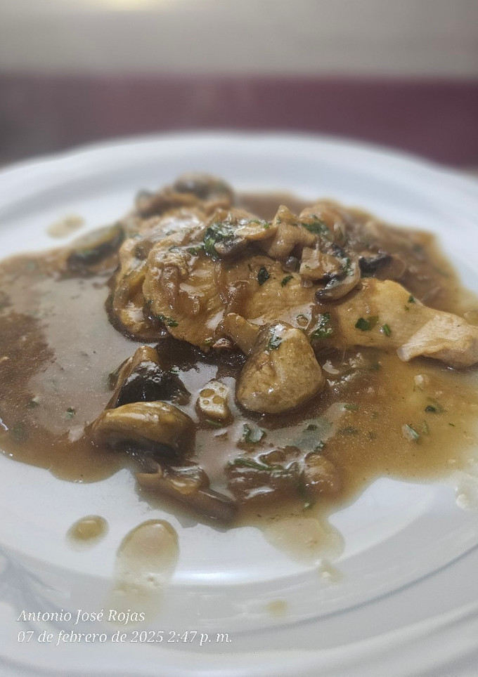 Una foto de Pechuga de pollo en salsa de champiñones