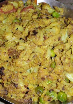 আলু কপি মটরশুঁটি ভাজা(aloo kopi matar shuti bhaji recipe in Bengali) রেসিপির প্রধান ছবি