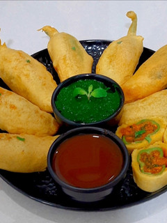 ભરેલા મરચાં ના ભજીયા (Bharela Marcha Bhajiya Recipe In Gujarati) રેસીપી મુખ્ય ફોટો