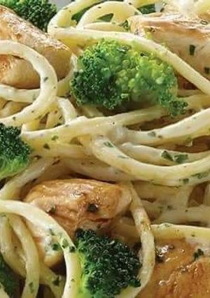 Una foto de Espagueti al brócoli con pollo