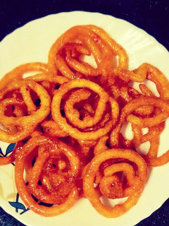 इंस्टेंट सूजी की जलेबी (Instant suji ki jalebi recipe in Hindi) रेसिपी मुख्य फोटो
