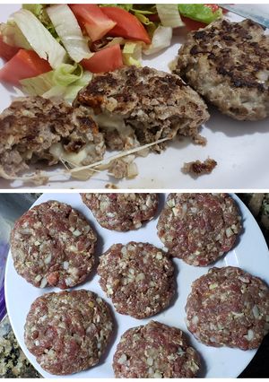 Una foto de Hamburguesas caseras rellenas con queso