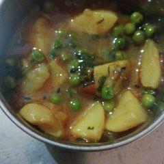 A picture of Aloo matar.