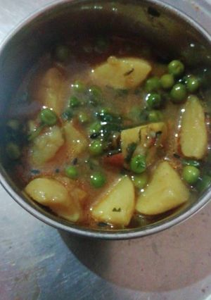 A picture of Aloo matar.