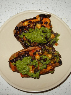 Una foto de Batatas rellenas con salsa de aguacate (vegano)