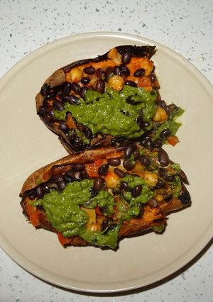 Una foto de Batatas rellenas con salsa de aguacate (vegano)