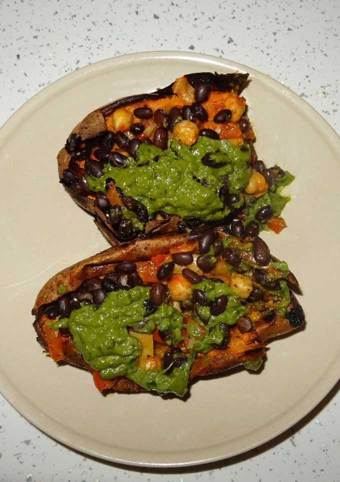 Una foto de Batatas rellenas con salsa de aguacate (vegano)