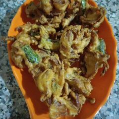 A picture of Kanda bhajiya.