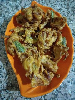 A picture of Kanda bhajiya.