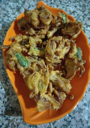 A picture of Kanda bhajiya.
