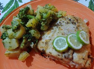 Foto di Pesce Persico al limone con broccoletti e patate