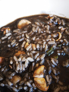 Una foto de Arroz negro caldoso con calamares y verduras en Mambo