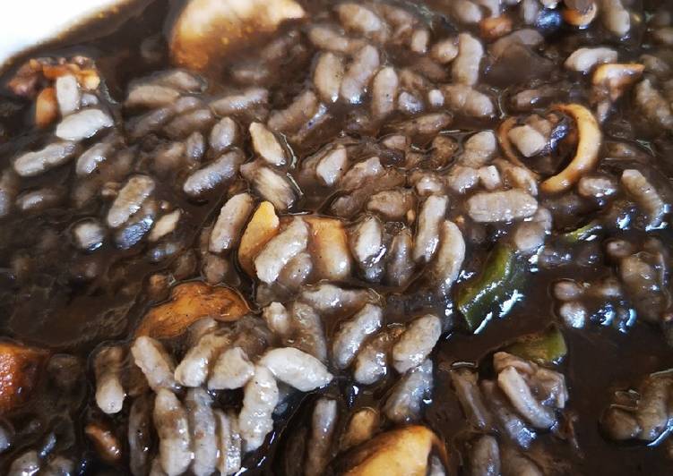 Arroz negro caldoso con calamares y verduras en Mambo