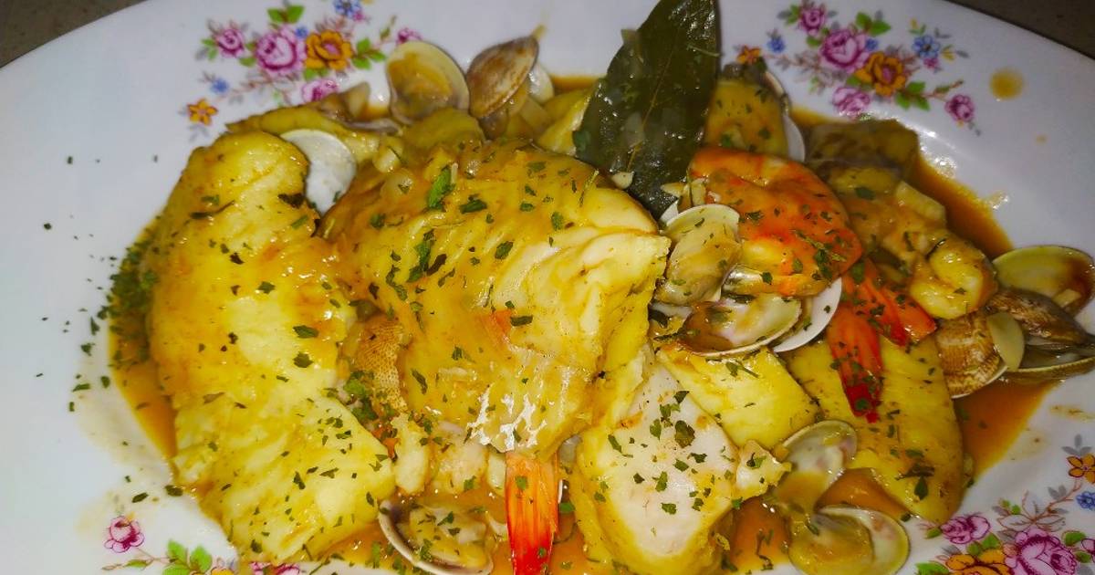 Merluza en salsa marinera Receta de Sara Cookpad