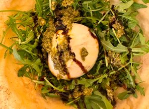 Foto de Burrata com Molho Pesto e Rúcula