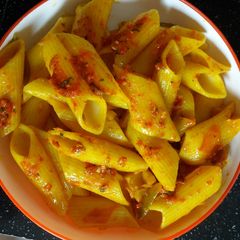 A picture of Red garlic sauce pasta.