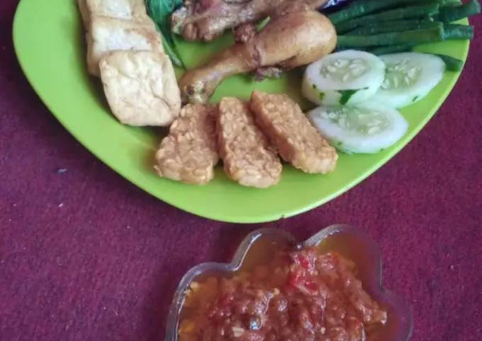 Ayam Goreng Lalapan + Sambal