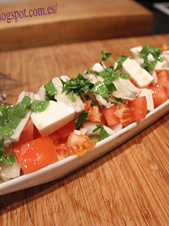Una foto de Ensalada de tomate, queso y boquerones
