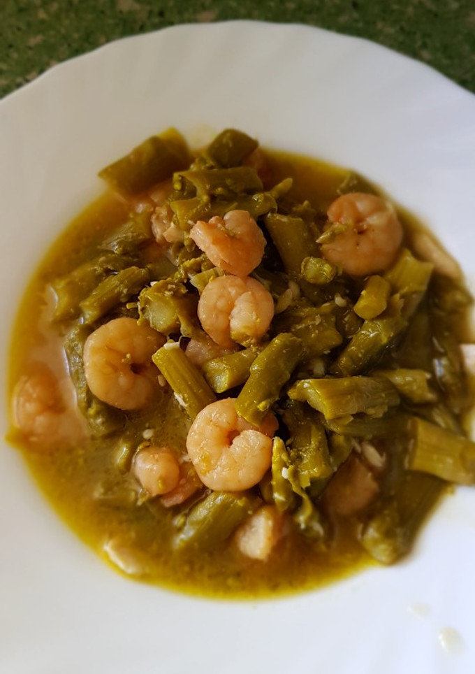 Una foto de Espárragos trigueros con gambas al ajillo