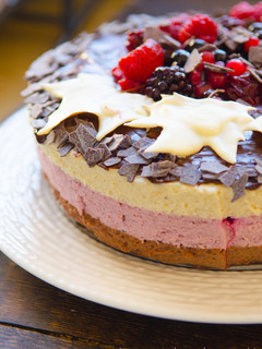 Una foto de Tarta mousse de frambuesa, mora y chocolate