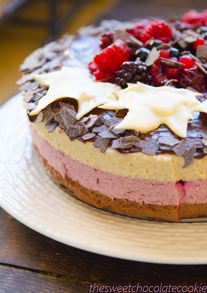 Una foto de Tarta mousse de frambuesa, mora y chocolate