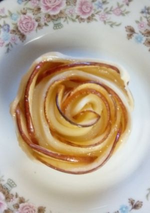 Una foto de Flor de hojaldre y manzanas 🍎