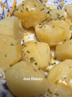 Una foto de Papas guisadas con tomillo, ajo y tres quesos