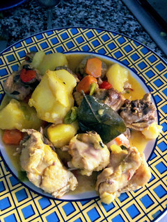 Una foto de Pollo con verduras en olla exprés
