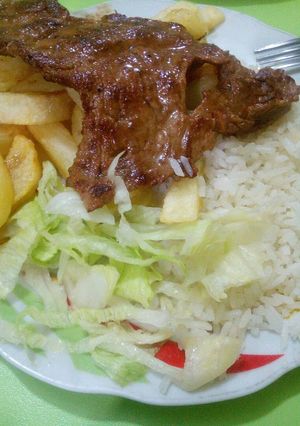Una foto de Bisteck con ensalada