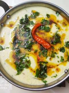 गुजराती कढ़ी (Gujarati kadhi recipe in hindi) रेसिपी मुख्य फोटो