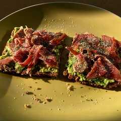 Una foto de Tostadas con aguacate y jamón